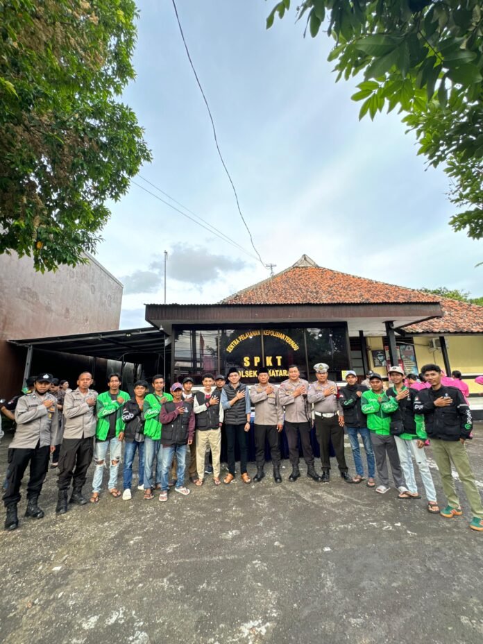 Dewan dan Polsek Mataram Bagikan Takjil kepada Pengemudi Ojol