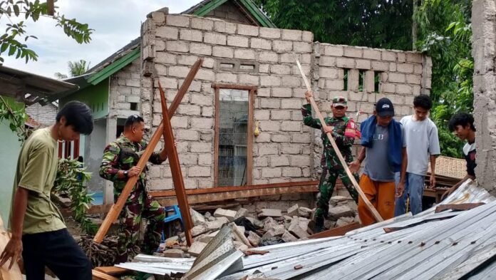 Puluhan Rumah Rusak Diterjang Puting Beliung di Selebung