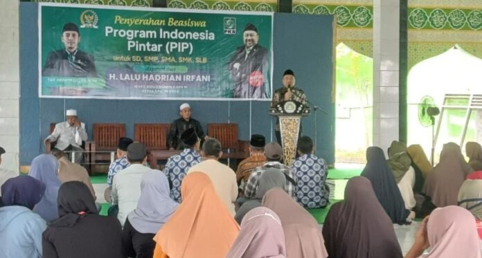 Dikawal Fraksi PKB, DPR RI Serahkan PIP bagi Ribuan Siswa di Lobar