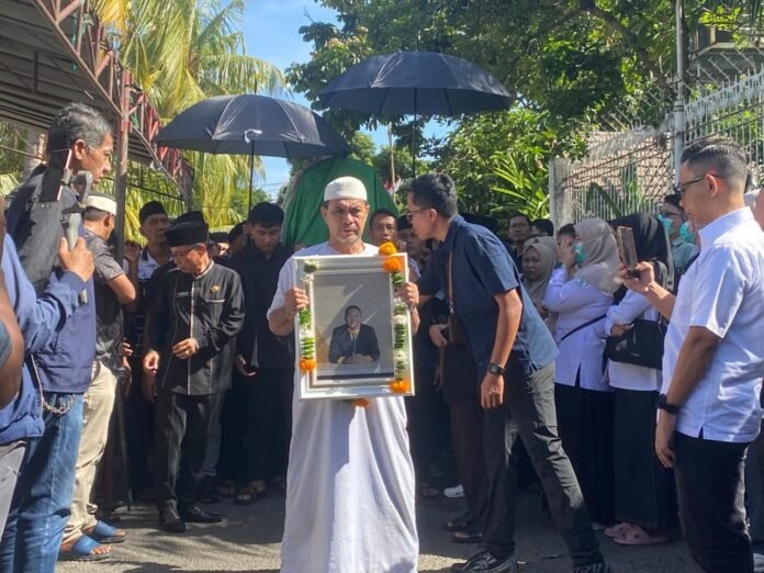 Lautan Manusia Iringi Pemakaman Dokter Jack