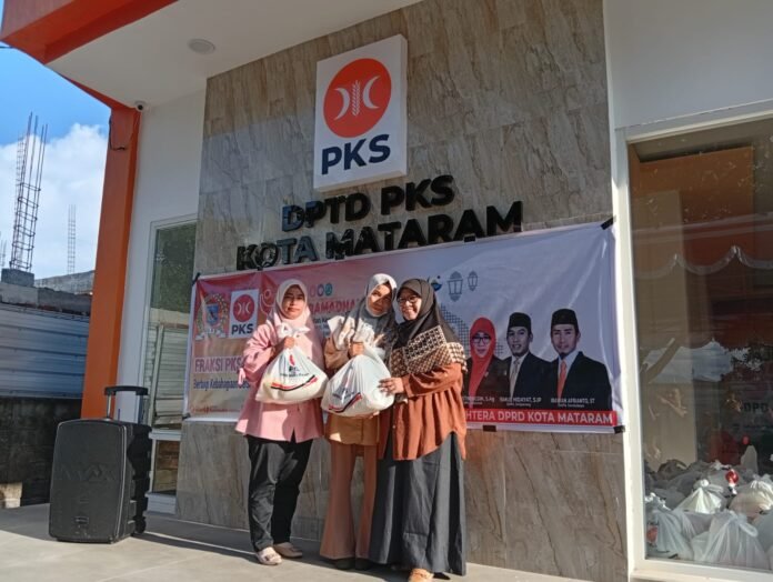 Fraksi PKS Kota Mataram Bagikan 80 Paket Ramadan untuk Mitra Kerja Sekretariat DPRD