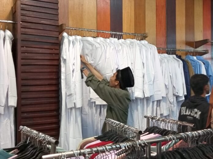 Menolak Tren, Sebagian Gen-Z Pilih Pakai Baju Lama untuk Lebaran