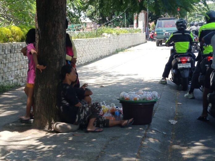 Ziarah Kubur saat Lebaran Jadi Tradisi, Pedagang Bunga Panen Rezeki