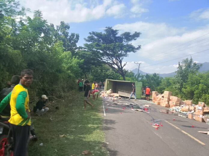 Truk Pengangkut Obat Pertanian Terguling di Woko Pajo