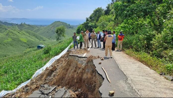 Jalan Desa Sumi Terbelah, Pemkab Siapkan Jalur Darurat