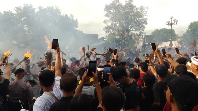 Umat Hindu di Mataram Gelar Perang Api Sebelum Nyepi, Tradisi Turun-Temurun yang Terus Berlangsung