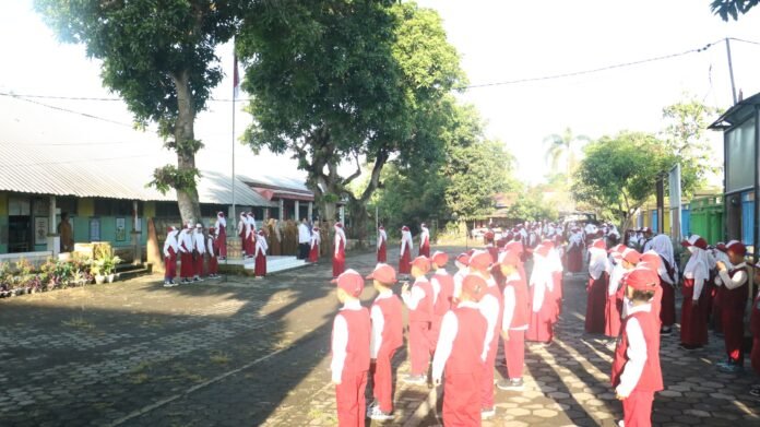 Upacara Bendera Hari Pertama Masuk Sekolah di SDN 2 Kuranji, Kepala Balai Bahasa NTB Tekankan Gerakan Tujuh Kebiasaan Anak Indonesia Hebat