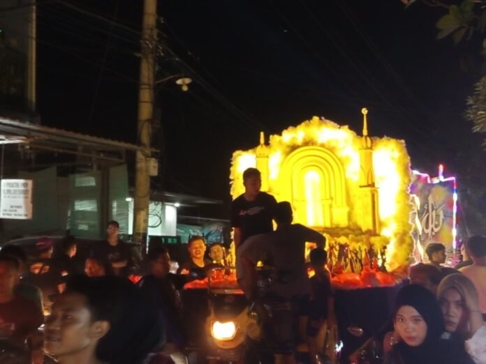 Meski Berbeda Penetapan Idulfitri, Pawai Takbiran di Pohgading Lombok Timur Tetap Meriah