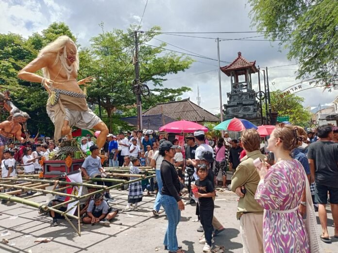 WNA Takjub Melihat Parade Ogoh-Ogoh di Mataram