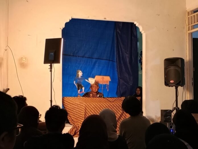 Diskusi Buku dan Pertunjukan Wayang Kafka: Upaya Komunitas Teman Baca Bangun Nalar Kritis dan Kesenian