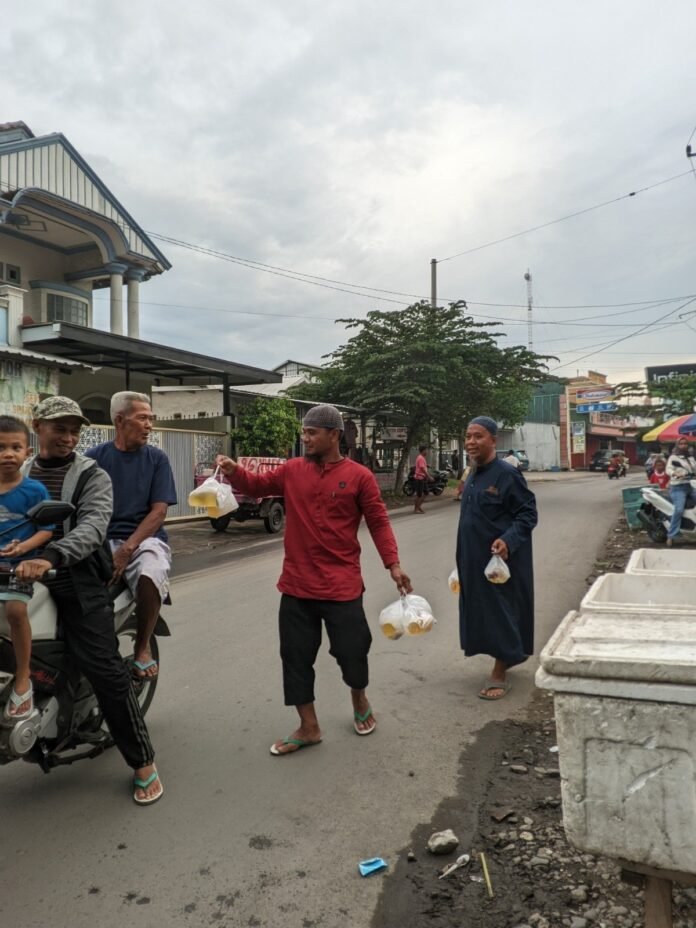 Selama Ramadan, Lombok Ruqyah Center Bagikan Ratusan Takjil Gratis