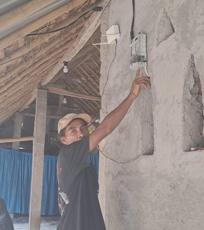 Keluarga Miskin di Loteng Dibantu Meter Listrik Gratis