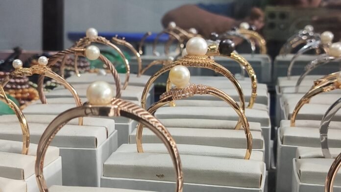 Perang Diprediksi akan Mengerek Harga Emas