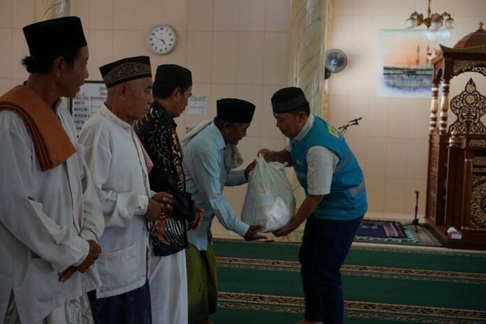PLN UIW NTB Tebar Berkah Ramadan, Salurkan Santunan bagi Duafa, Yatim, dan Guru Ngaji
