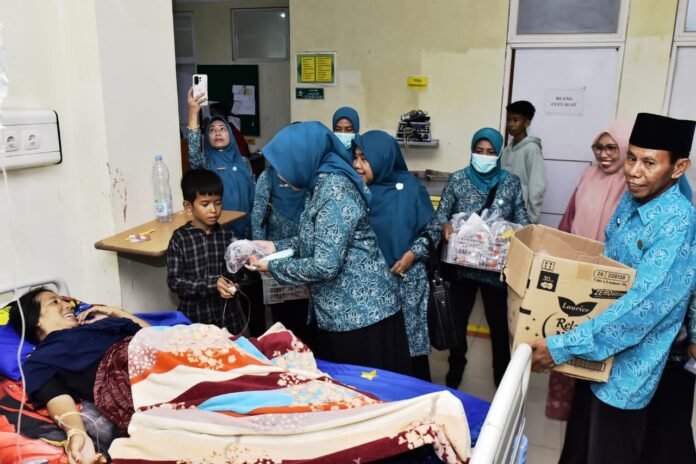 PKK Bima Bagikan Takjil untuk Pasien RSUD