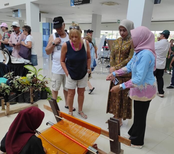 Tamu Kapal Pesiar Carnival Encounter Serbu Stan Produk UMKM Dekranasda Lobar