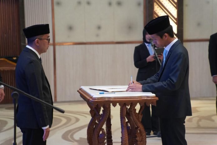 Menteri Diktisaintek Resmi Lantik Prof. Sukardi sebagai Rektor Unram Periode 2026–2030