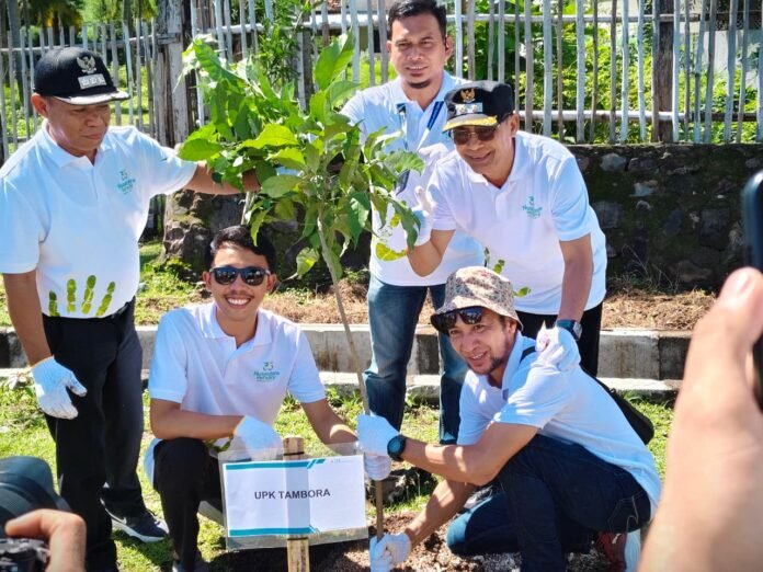 PLN UIW NTB dan Pemkot Bima Hijaukan Pantai Kolo Peringati HPSN di Bulan Ramadan