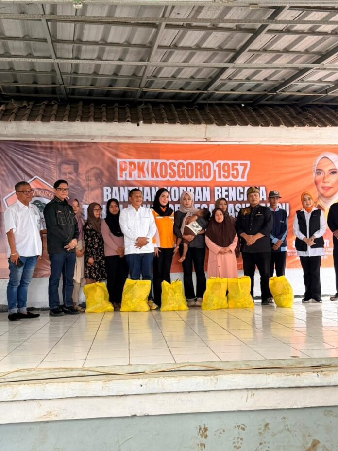 Wakil Ketua DPR RI Hj. Sari Yuliati Salurkan Bantuan bagi Korban Longsor di Bandung Barat