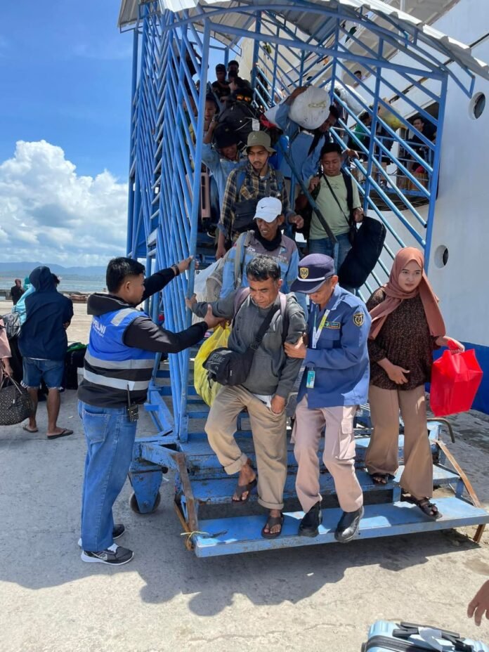 Penumpang Keluhkan Tangga Pelabuhan Rusak