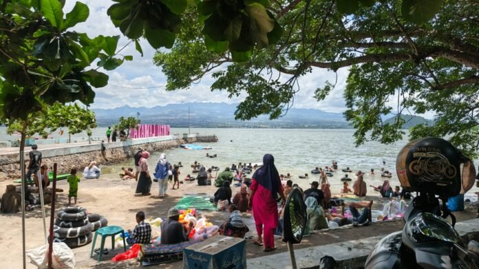 Libur Lebaran, Kunjungan Pantai Lawata Tembus 2.000 Tiket