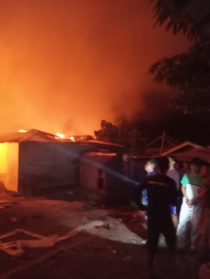 Fasilitas Penunjang Keselamatan Petugas Damkar di Sumbawa Terbatas