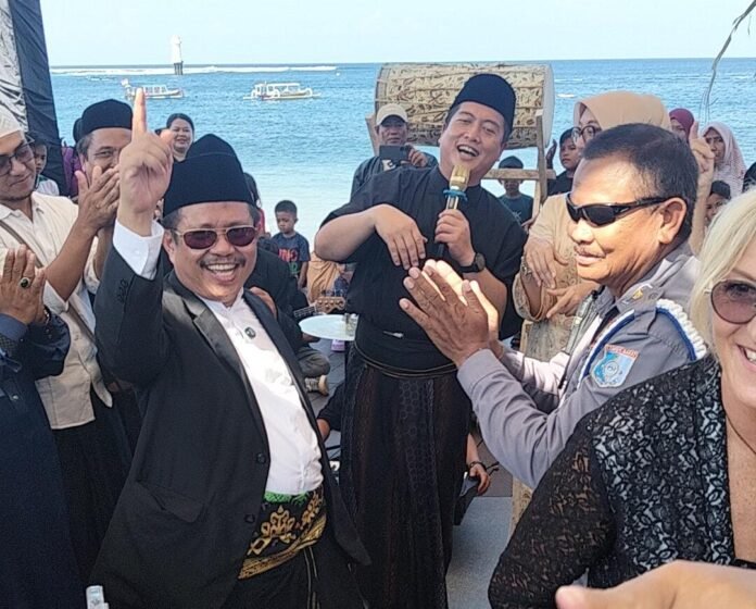 Jadi Daya Tarik Wisatawan Asing, Gubernur NTB dan Bupati Ikut Prosesi Lebaran Topat di Lobar