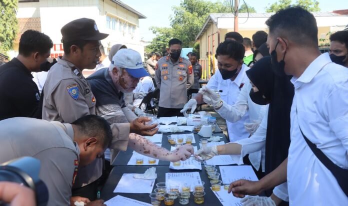 1.121 Persenol Polres Loteng Jalani Tes Urine