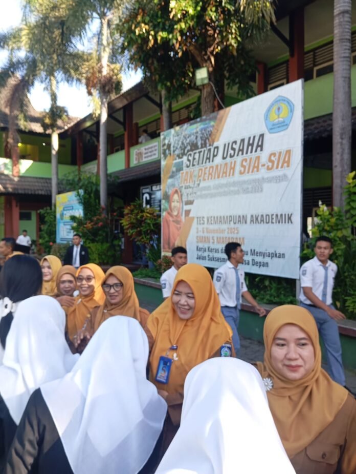 Hari Pertama Masuk Sekolah Pasca-Libur Panjang, SMAN 5 Mataram Tekankan Kedisiplinan