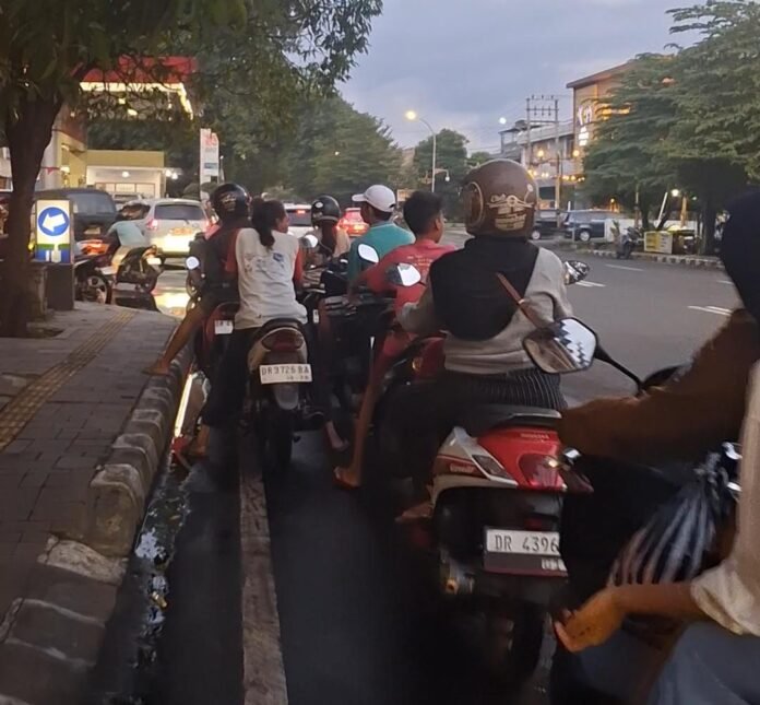 Imbas Isu Kenaikan Harga BBM, SPBU di Mataram Diserbu Pengendara