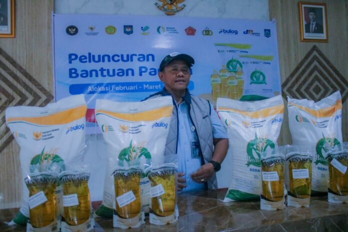 Jelang Lebaran, Bulog NTB Salurkan Bantuan Pangan di Lombok Utara