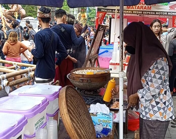 Parade Ogoh-Ogoh di Mataram Jadi Berkah Ekonomi, PKL dan UMKM Padati Jalan Pejanggik