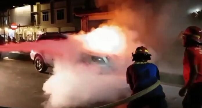 Sebuah Mobil Terbakar di Depan Kantor Lurah Dasan Geres Lombok Barata
