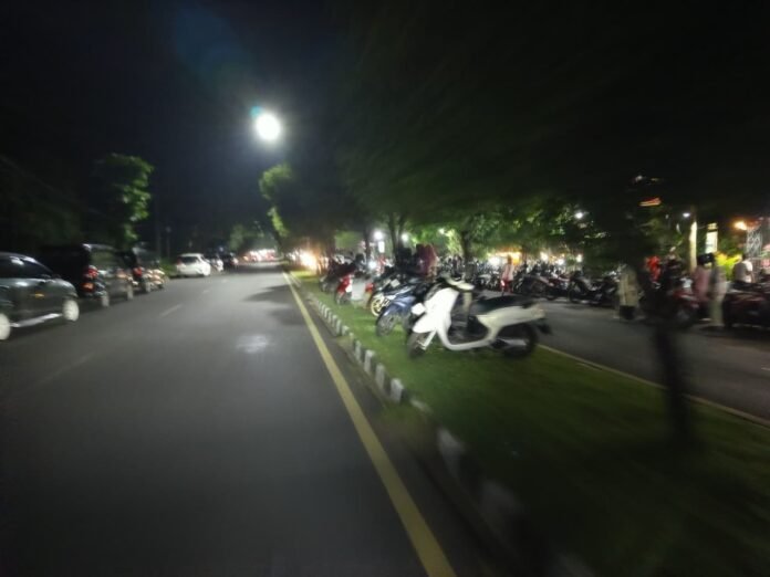 Parkir di Median Taman Jalan, Jukir Nakal di Mataram akan Ditindak