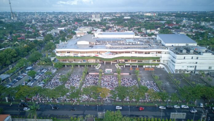 Ribuan Warga Mataram Salat Idulfitri di Lombok Epicentrum Mall
