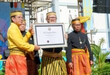 Dianugerahi Gelar Kebudayaan, Bupati Pertegas Jati Diri Dompu Dianugerahi Gelar Kebudayaan, Bupati Pertegas Jati Diri Dompu