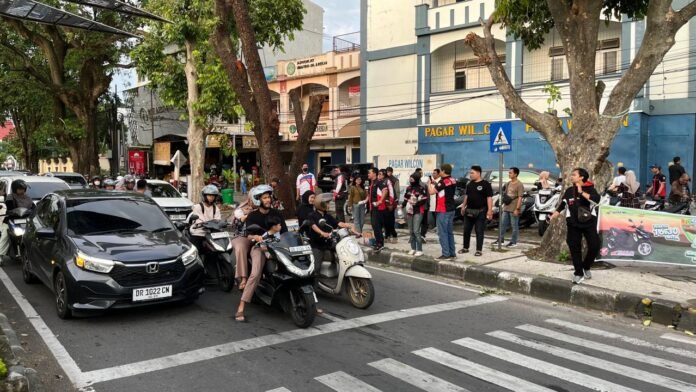 Semangat Berbagi di Ramadan, Komunitas Motor HALO Tebar 350 Paket Takjil di Simpang Empat Sriwijaya