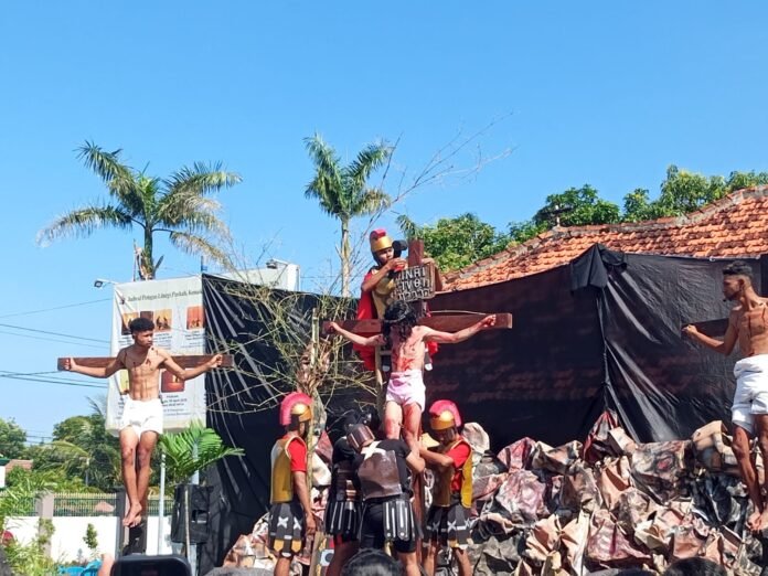 Kenang Peristiwa Penyaliban YesusGereja Katolik Paroki St. Antonius Padua Ampenan Gelar Tablo