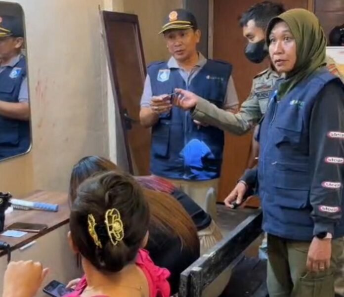 Ditertibkan Satpol PP, Oknum Pengelola Kafe Ilegal di Suranadi Melawan