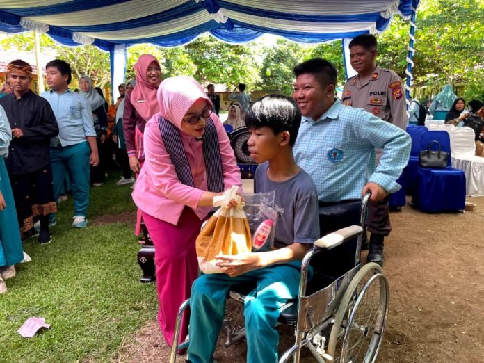 Bhayangkari NTB Motivasi Siswa SLB KLU