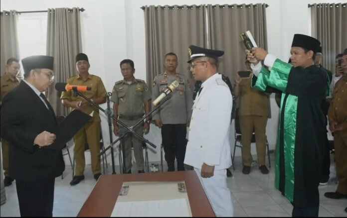 Kades Antarwaktu Desa Dangiang Dilantik, Bupati KLU Tekankan Tanggung Jawab Pelayanan Publik