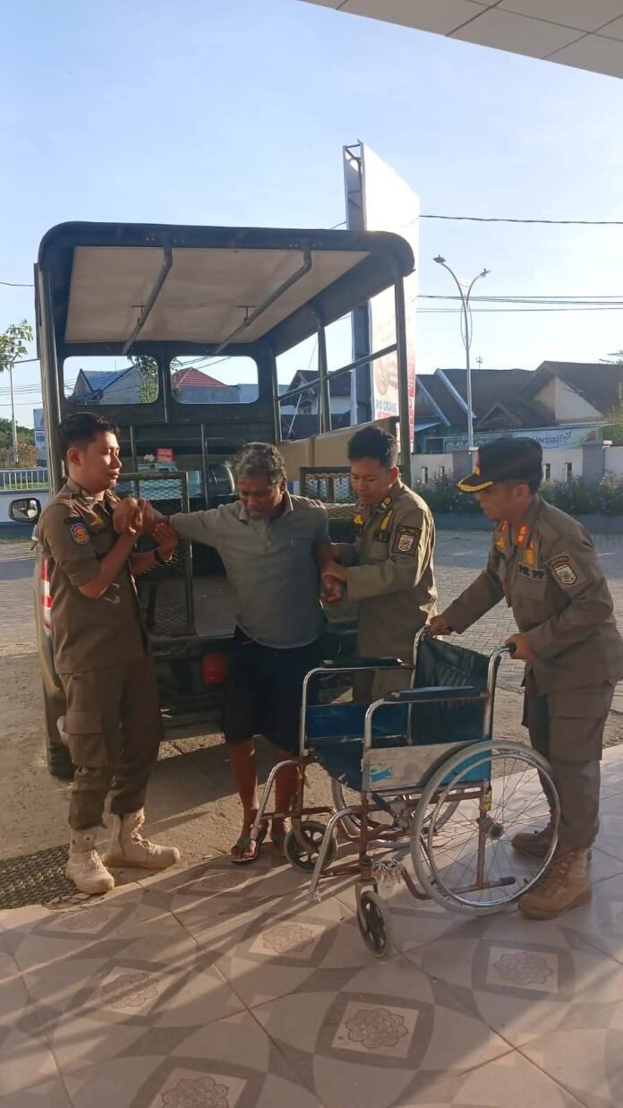 Ngamuk di Pasar Tana Mira, ODGJ Diamankan Satpol PP