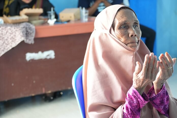 Semangat Kartini, PLN Hadirkan Kepedulian bagi 15 Lansia Duafa di Lombok Timur