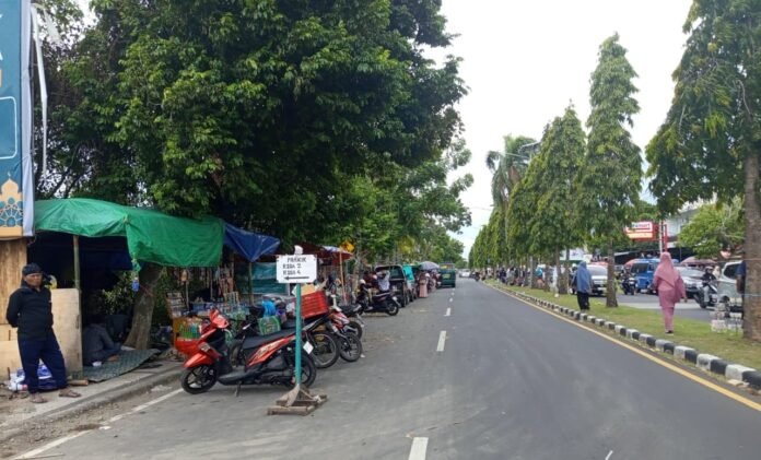 Dishub Mataram akan Tindak Tegas Parkir Liar di Bahu Jalan Asrama Haji NTB