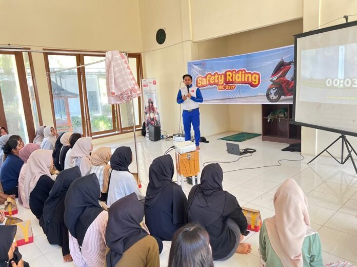 Gen Z Diajak Tetap Tenang di Jalan, Instruktur Safety Riding Astra Motor NTB Bagikan Tips Aman Berkendara di Lombok Utara