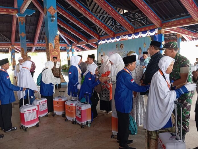 Dilepas oleh Bupati, Banyak CJH Lobar Lansia dan Berisiko Tinggi