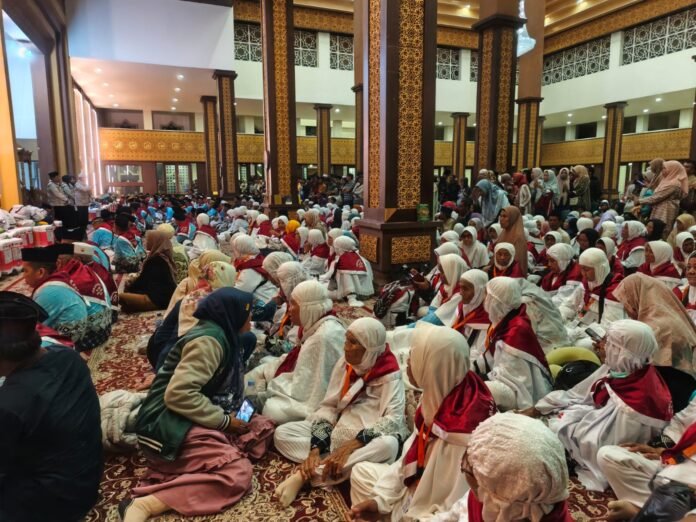 393 JCH Kloter 4 Kabupaten Bima Diberangkatkan