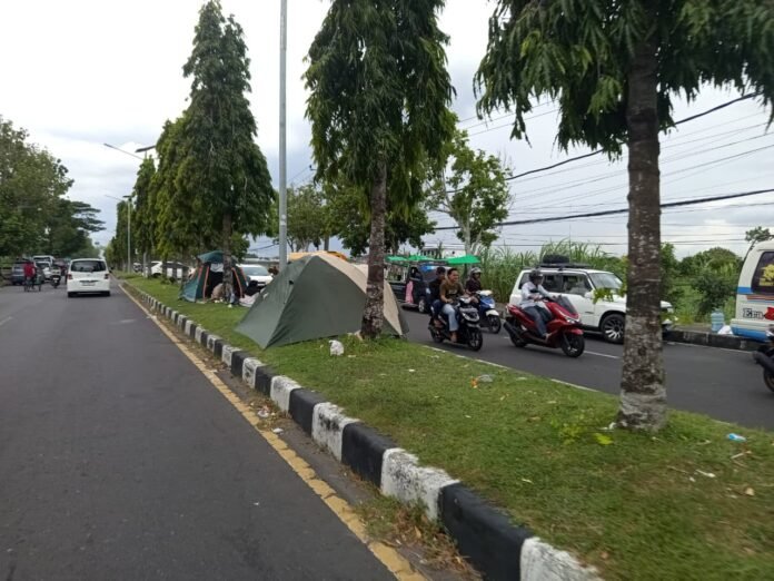 DLH Mataram Kesulitan Tertibkan Tenda Pengantar JCH di Median Jalan Asrama Haji