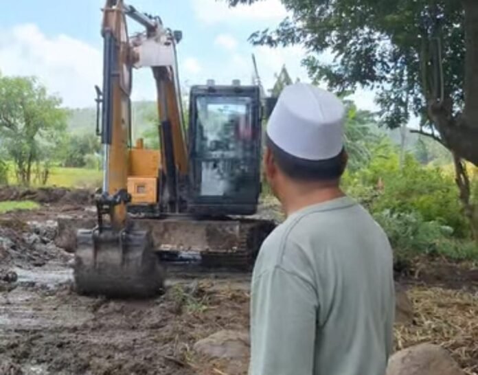 Swadaya Perbaiki Jalan, Warga Meang Khawatir Kasus Meninggal di Jalan Terulang