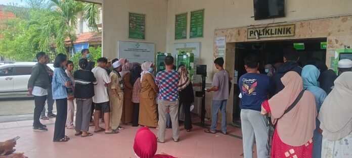 Antrean Pendaftaran Pasien dan Obat-obatan di RSUD Tripat Menumpuk